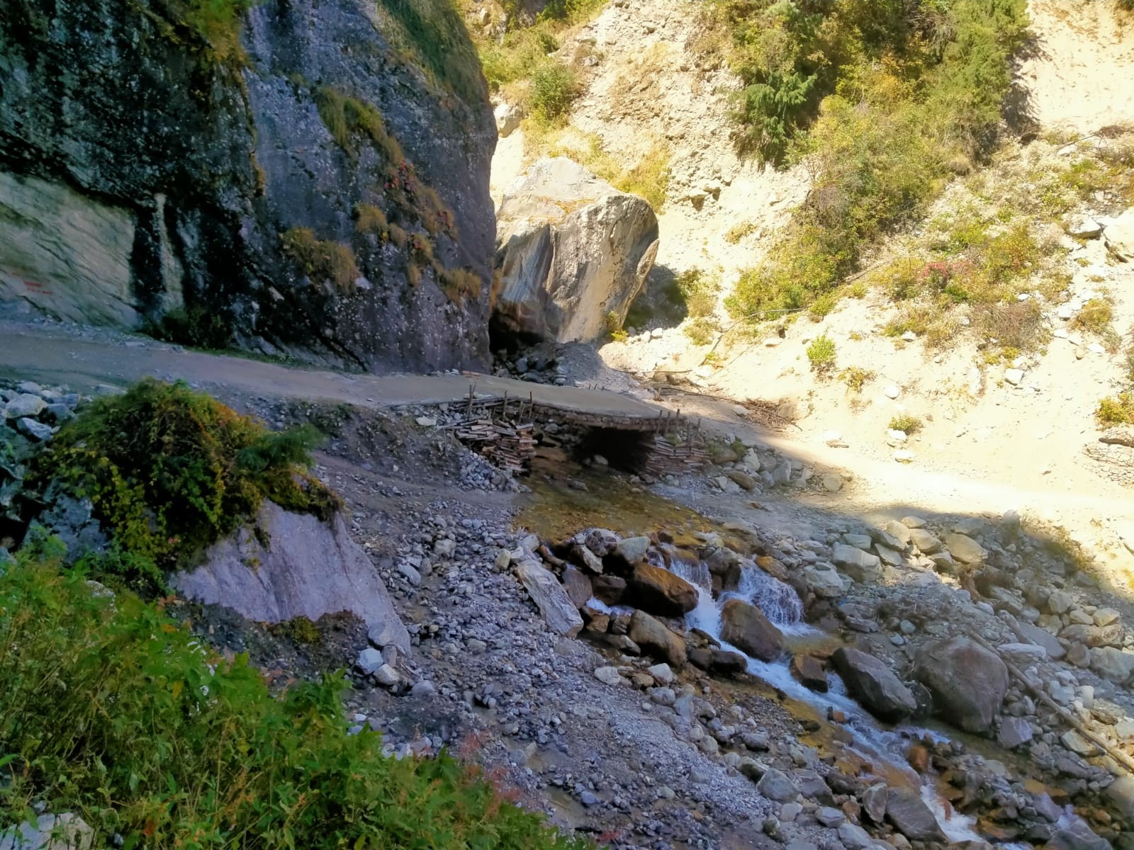 river crossing during the Manaslu circuit trek